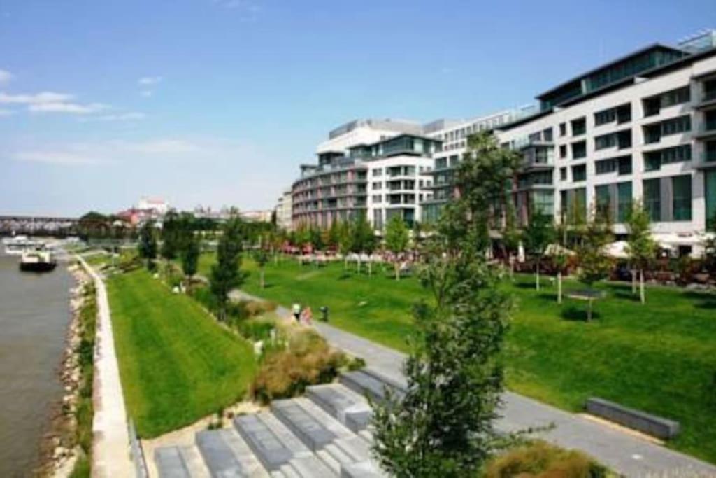 Апартаменти Stylish Getaway In Prime Bratislava Location - By The Danube And Old Town Екстер'єр фото
