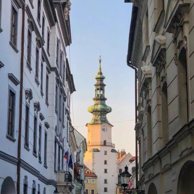 Апартаменти Stylish Getaway In Prime Bratislava Location - By The Danube And Old Town Екстер'єр фото